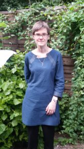 Hochzeits-Outfit. Indische Kurta und Goldschmuck.